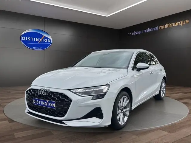 Audi A3 Sportback blanc Arkona en 3/4 avant droit, avec calandre hexagonale noire et jantes alliage léger.