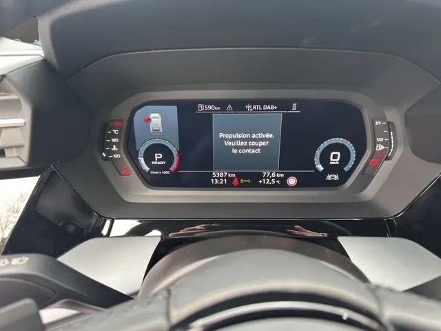 Vue rapprochée du combiné d'instruments digital de l'Audi A3 Sportback 2024, affichant les informations de conduite.