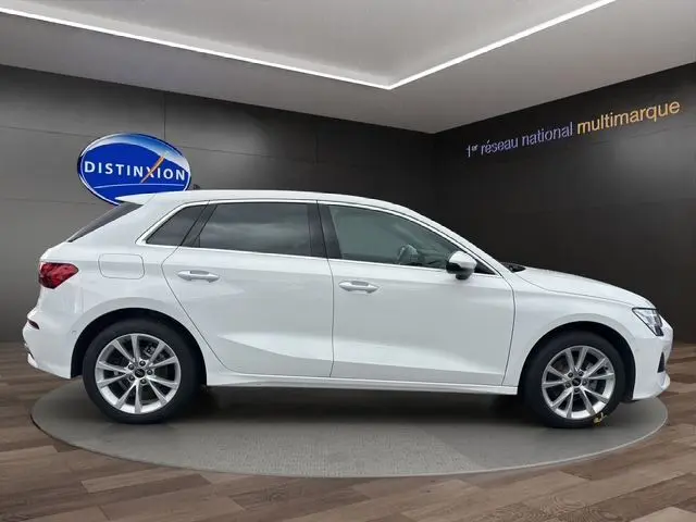 Audi A3 Sportback blanc Arkona vue de profil côté gauche, jantes alliage léger et vitres teintées.