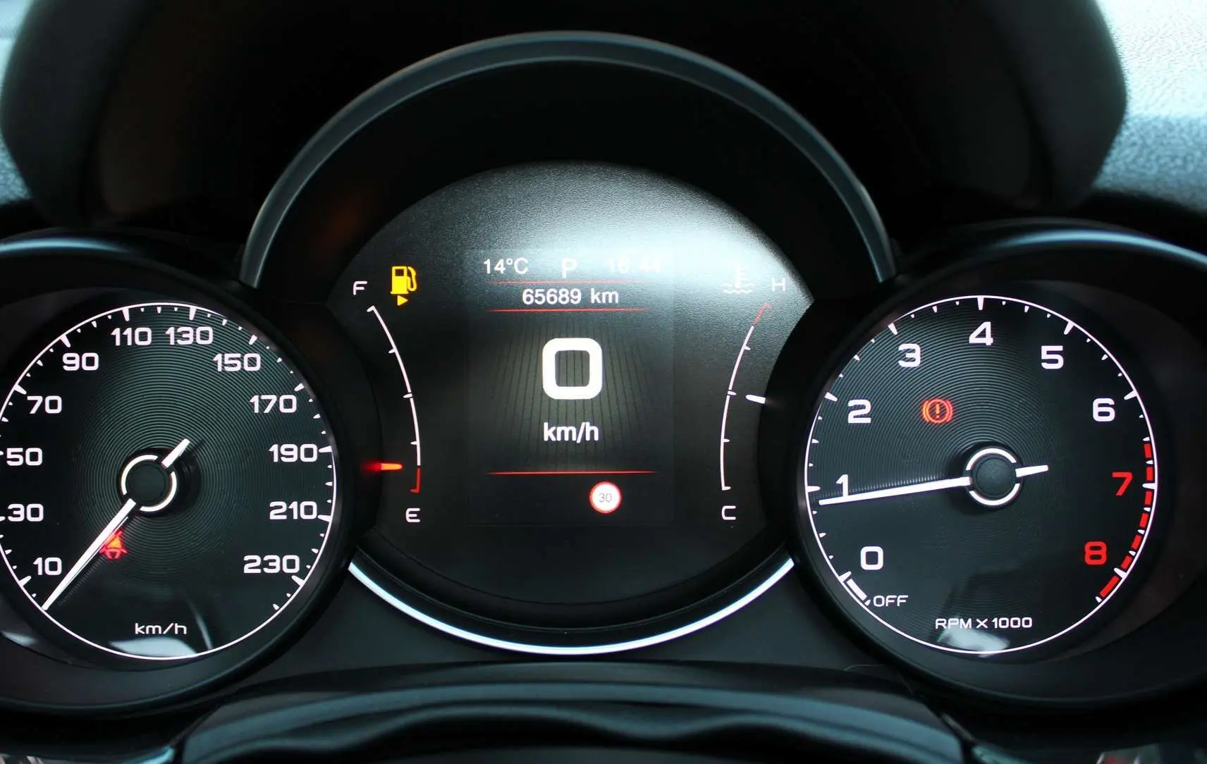 Tableau de bord de Fiat 500X 2019 montrant compteur vitesse, compte-tours et écran digital avec 65 689 km affichés.