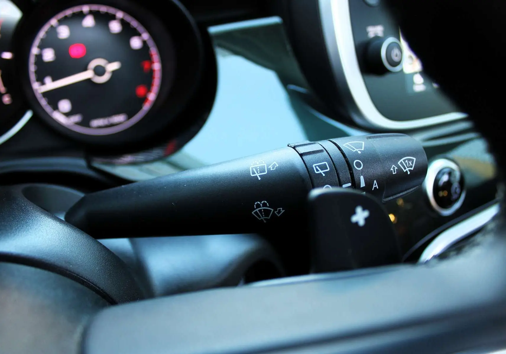 Gros plan sur la commande des essuie-glaces du tableau de bord d'une Fiat 500X 2019, finition Club.