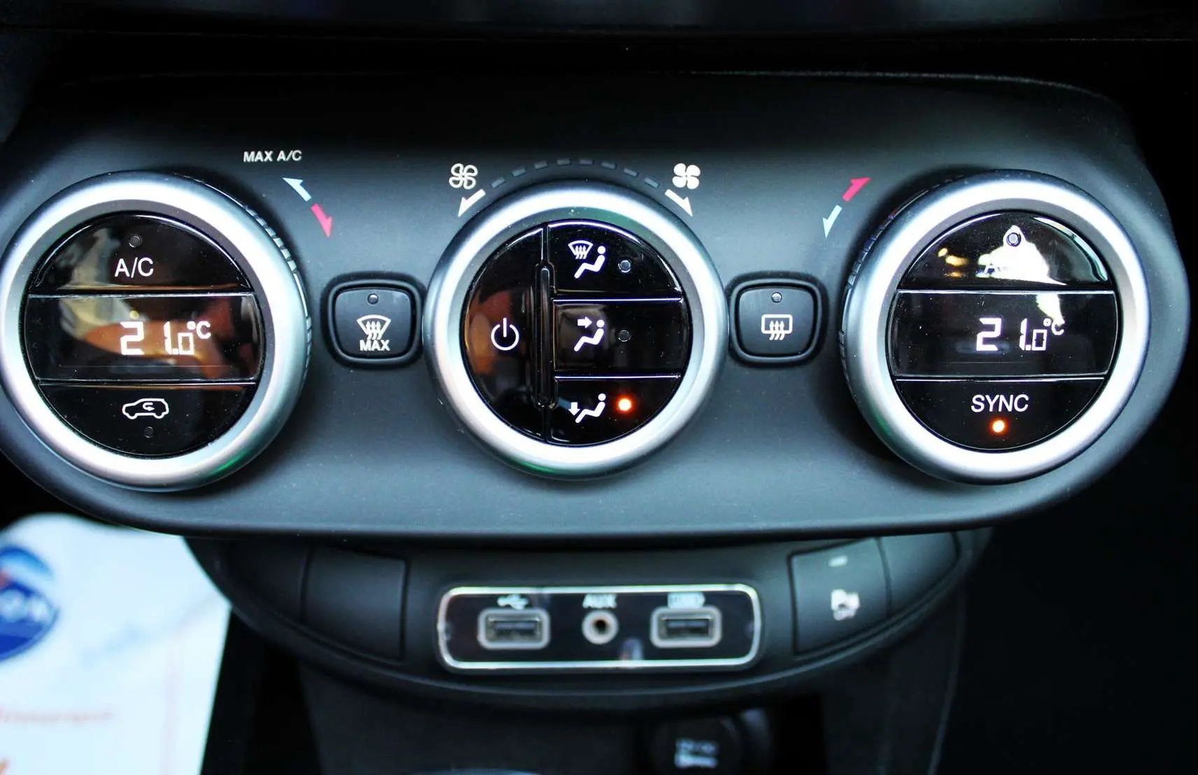 Gros plan sur les commandes de climatisation digitale de la FIAT 500X 2019, avec affichage à 21°C et boutons ronds noirs.