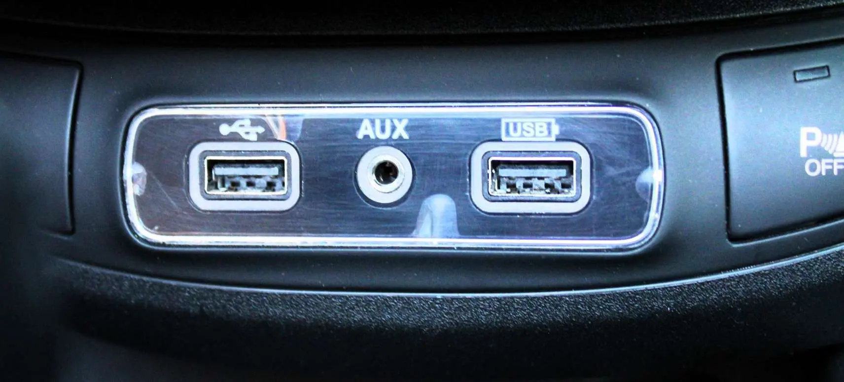 Gros plan sur les ports USB et AUX du tableau de bord du Fiat 500X vert Toscane métal de 2019.