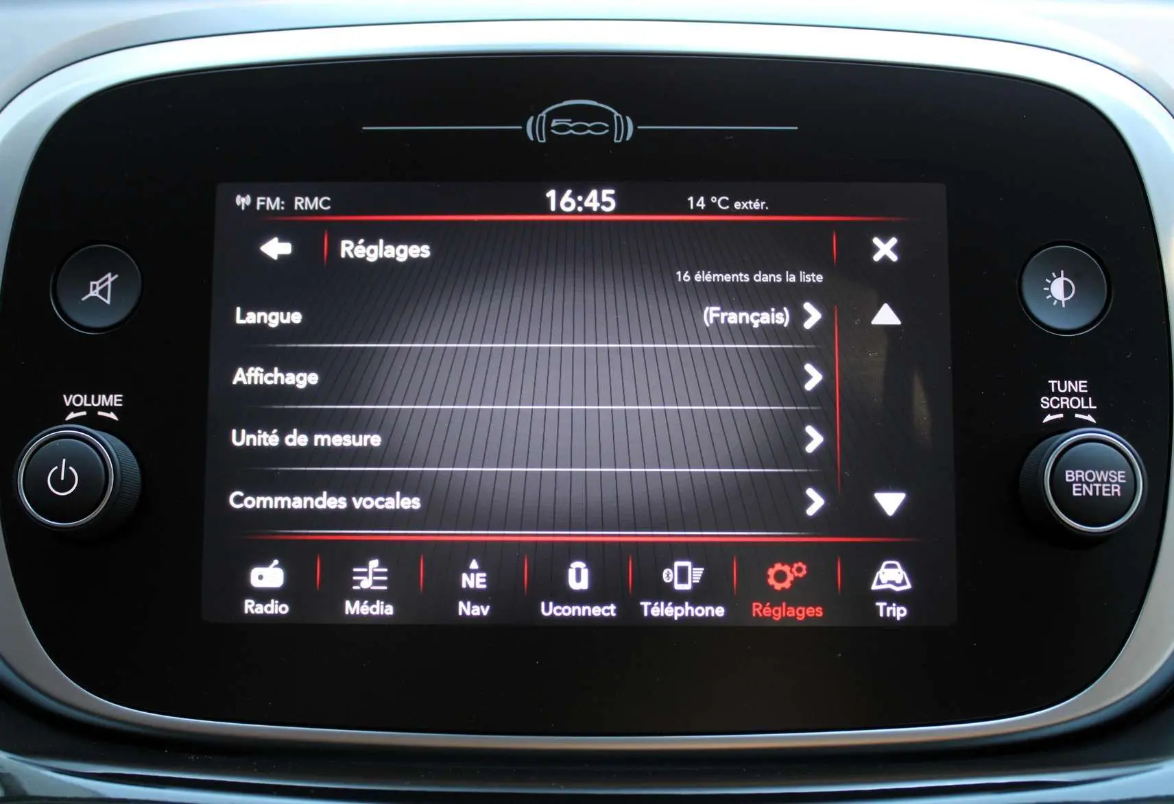 Écran tactile central du tableau de bord du FIAT 500X affichant le menu Réglages en intérieur.