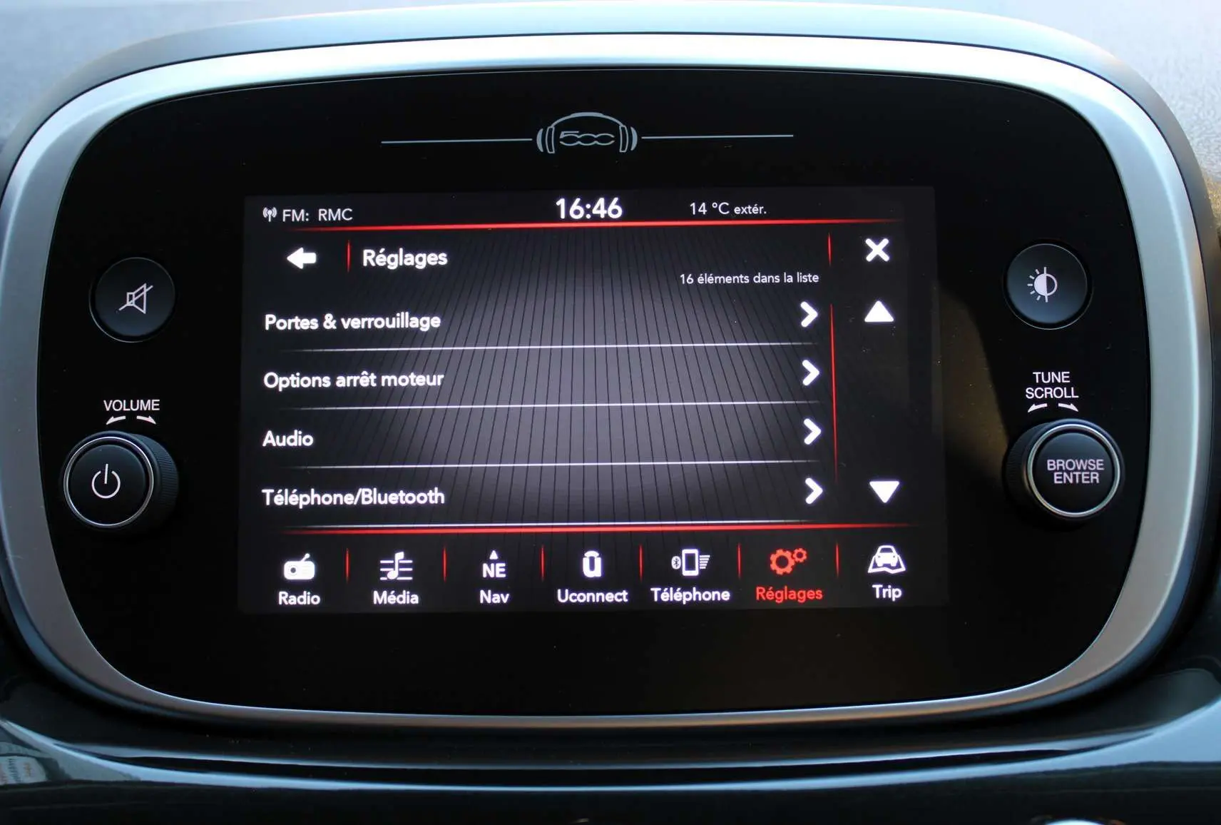 Écran tactile central du système multimédia FIAT 500X affichant le menu Réglages avec commandes autour.