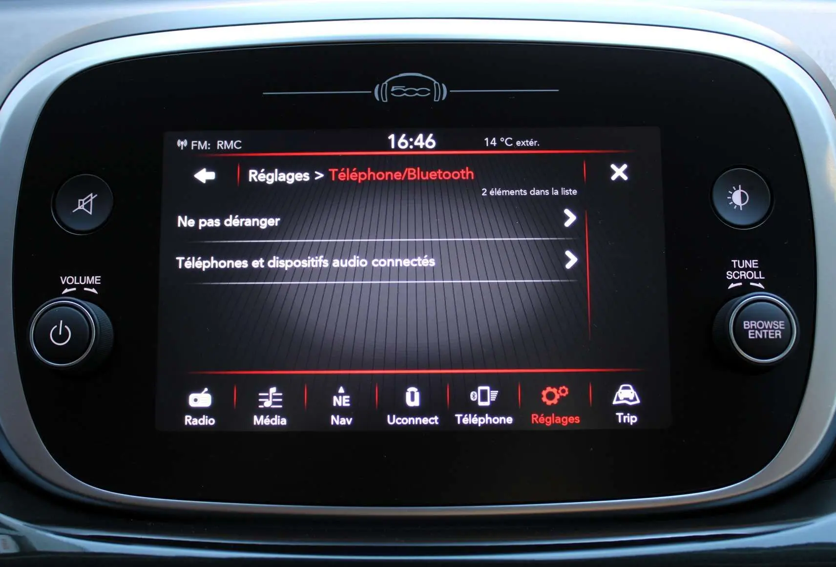 Écran tactile central de la Fiat 500X 2019 affichant les réglages Bluetooth dans un intérieur sombre.