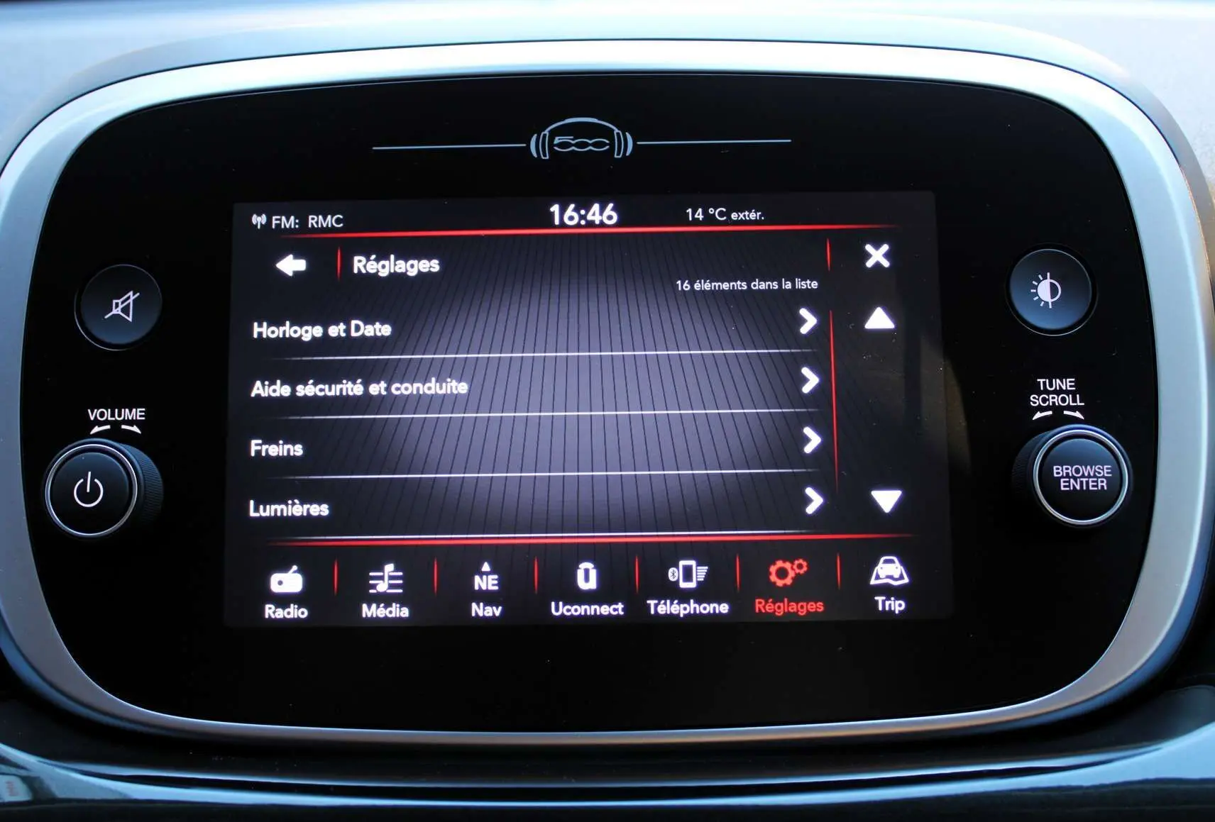 Écran tactile central de la Fiat 500X affichant le menu réglages avec options de sécurité et lumière visibles.