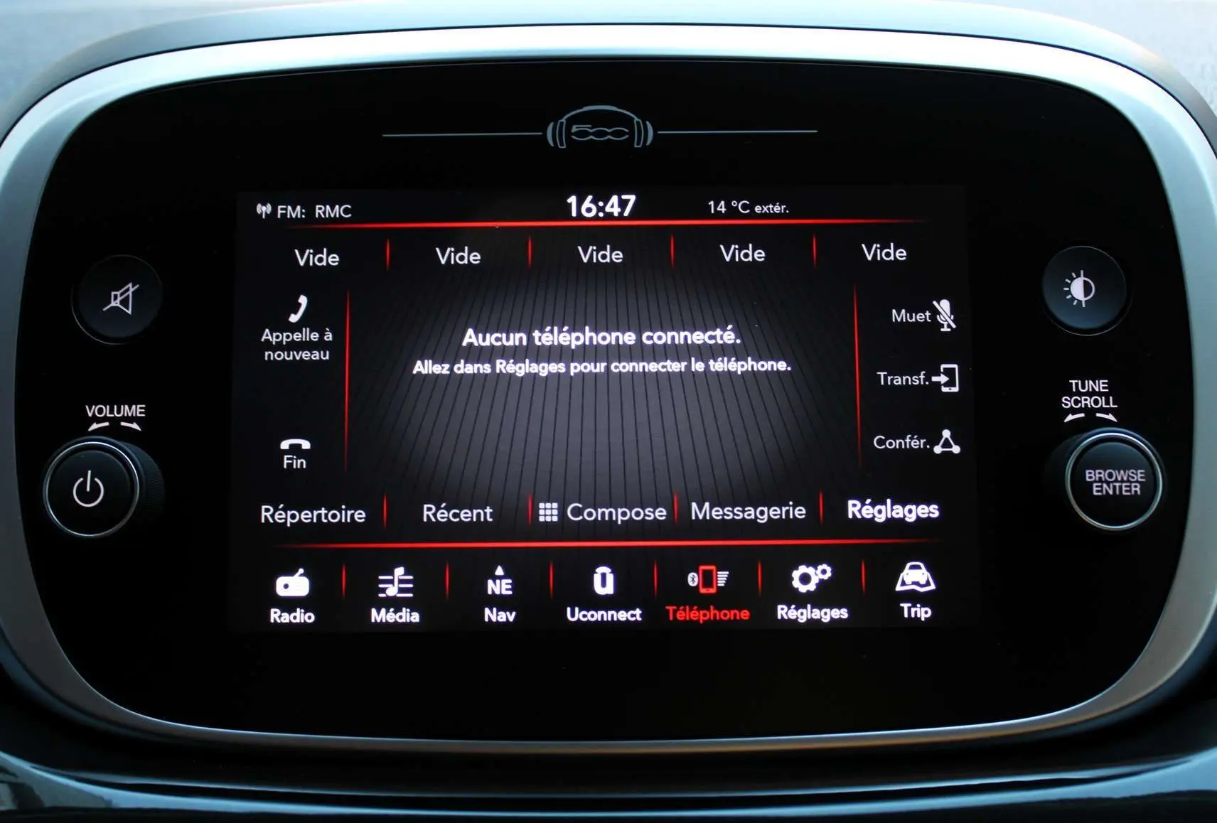 Écran tactile central de la FIAT 500X 2019 affichant le menu téléphone, entouré de commandes noires et grises.