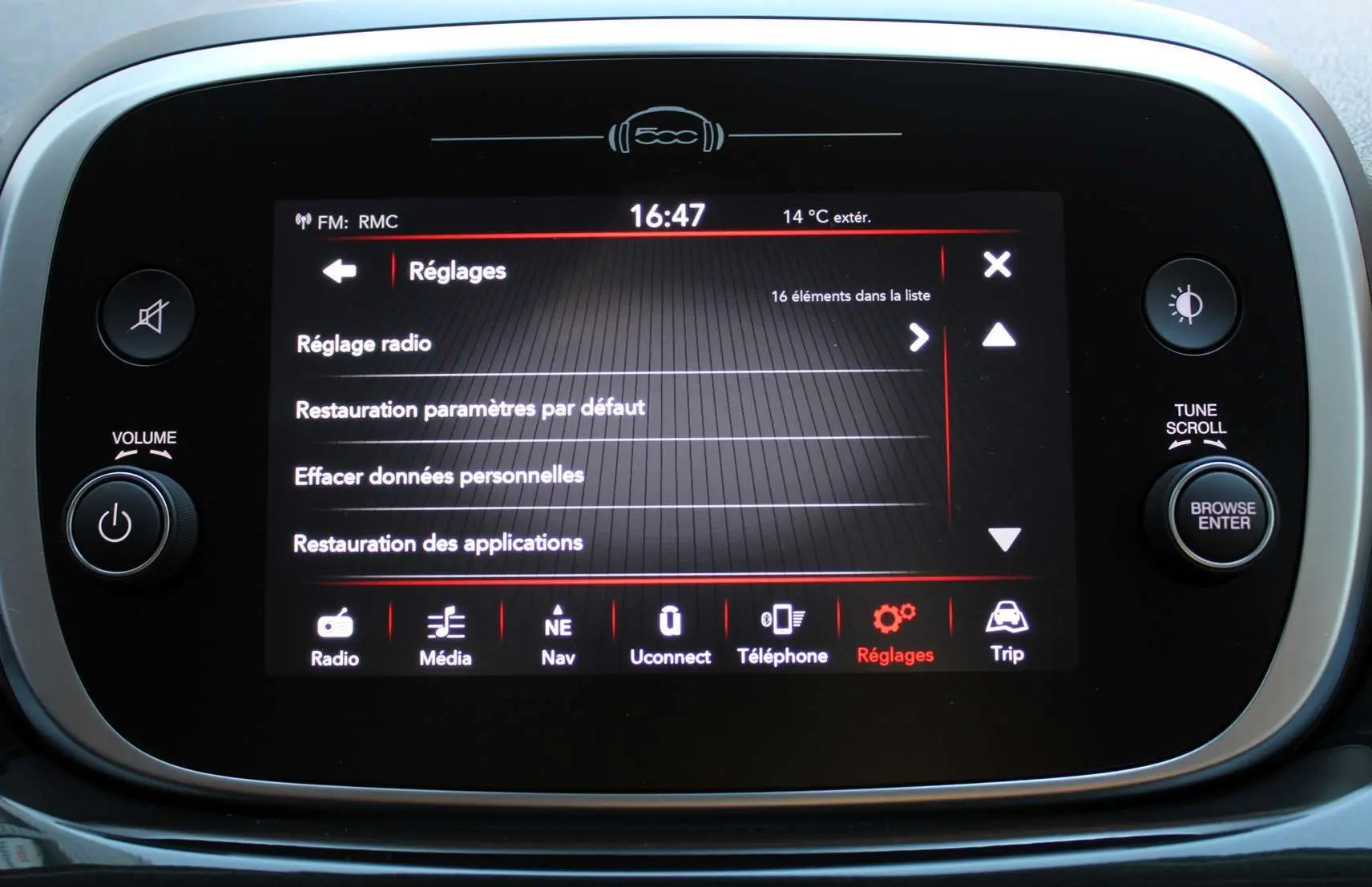 Écran tactile central de la Fiat 500X affichant le menu Réglages avec commandes autour, intérieur noir.