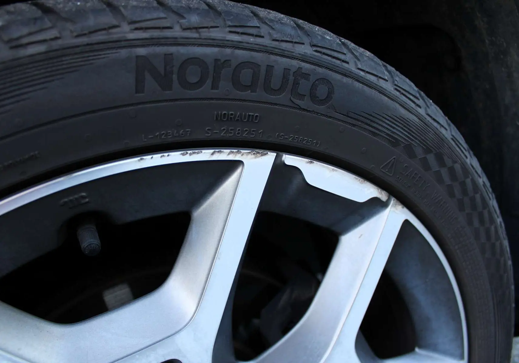 Gros plan sur la jante alliage biton et pneu Norauto du FIAT 500X vert Toscane métal de 2019.