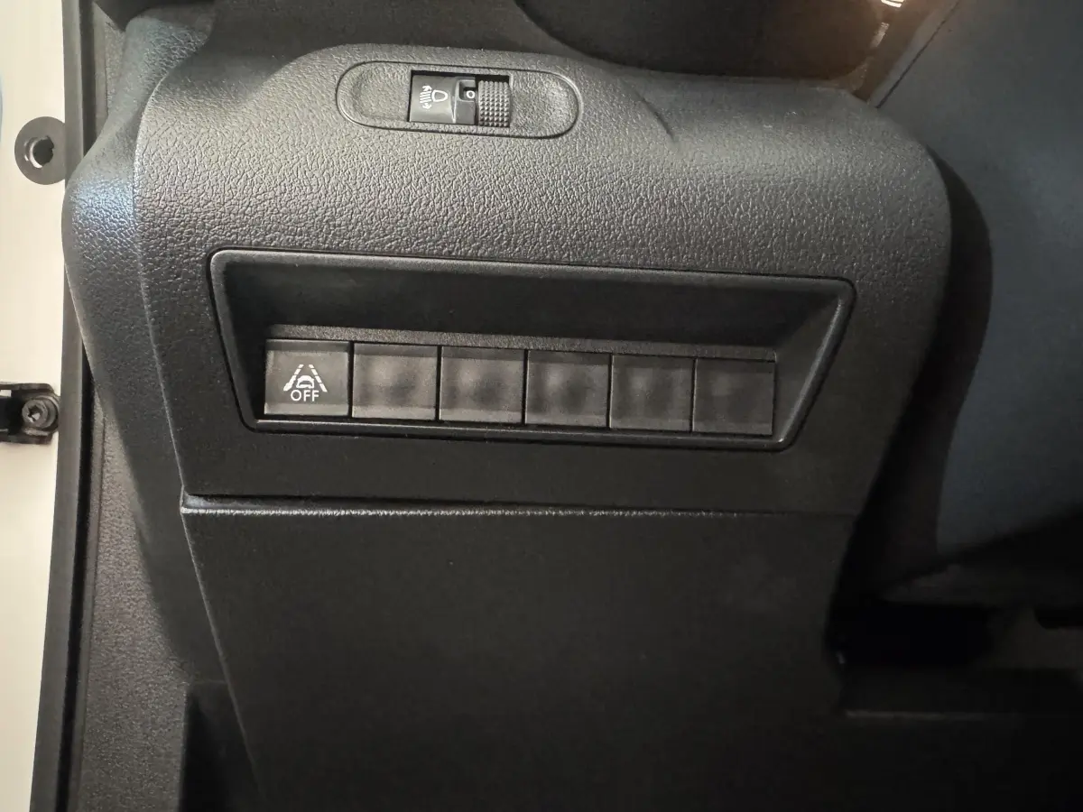 Vue rapprochée des commandes noires sur le tableau de bord côté conducteur du Citroën Berlingo blanc 2020.
