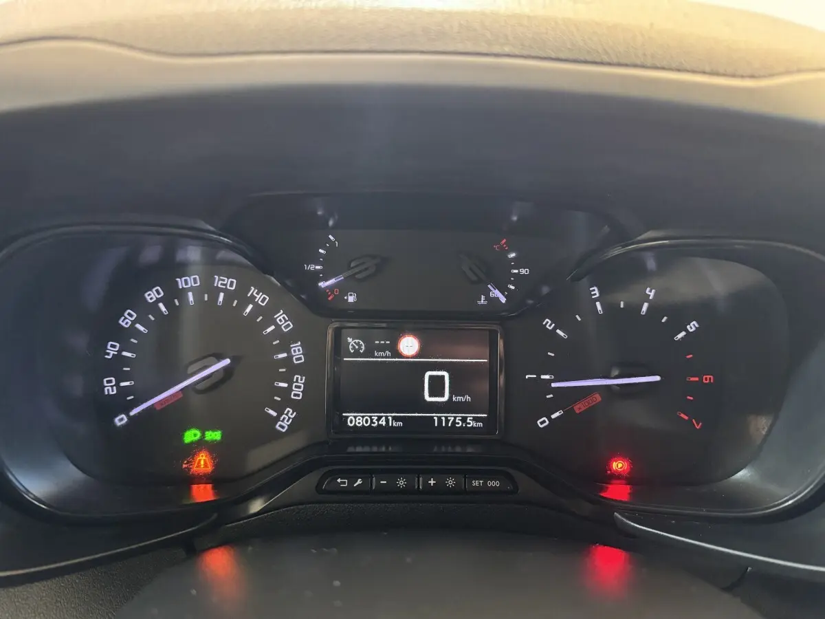 Tableau de bord de Citroën Berlingo 2020, affichage digital au centre avec compteurs analogiques éclairés.