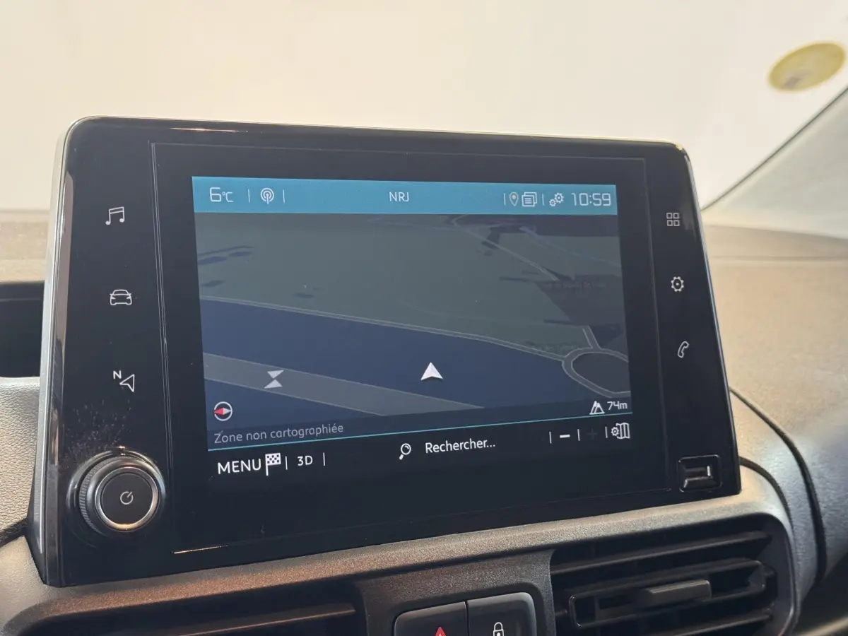 Écran tactile central du tableau de bord du Citroën Berlingo 2020 affichant le système de navigation.