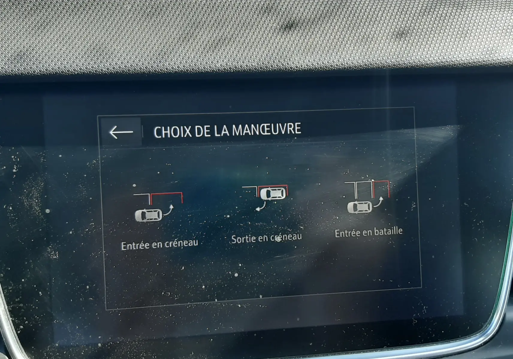 Écran tactile du système multimédia de l'Opel Crossland X 130ch Innovation affichant les choix de manœuvre de stationnement.