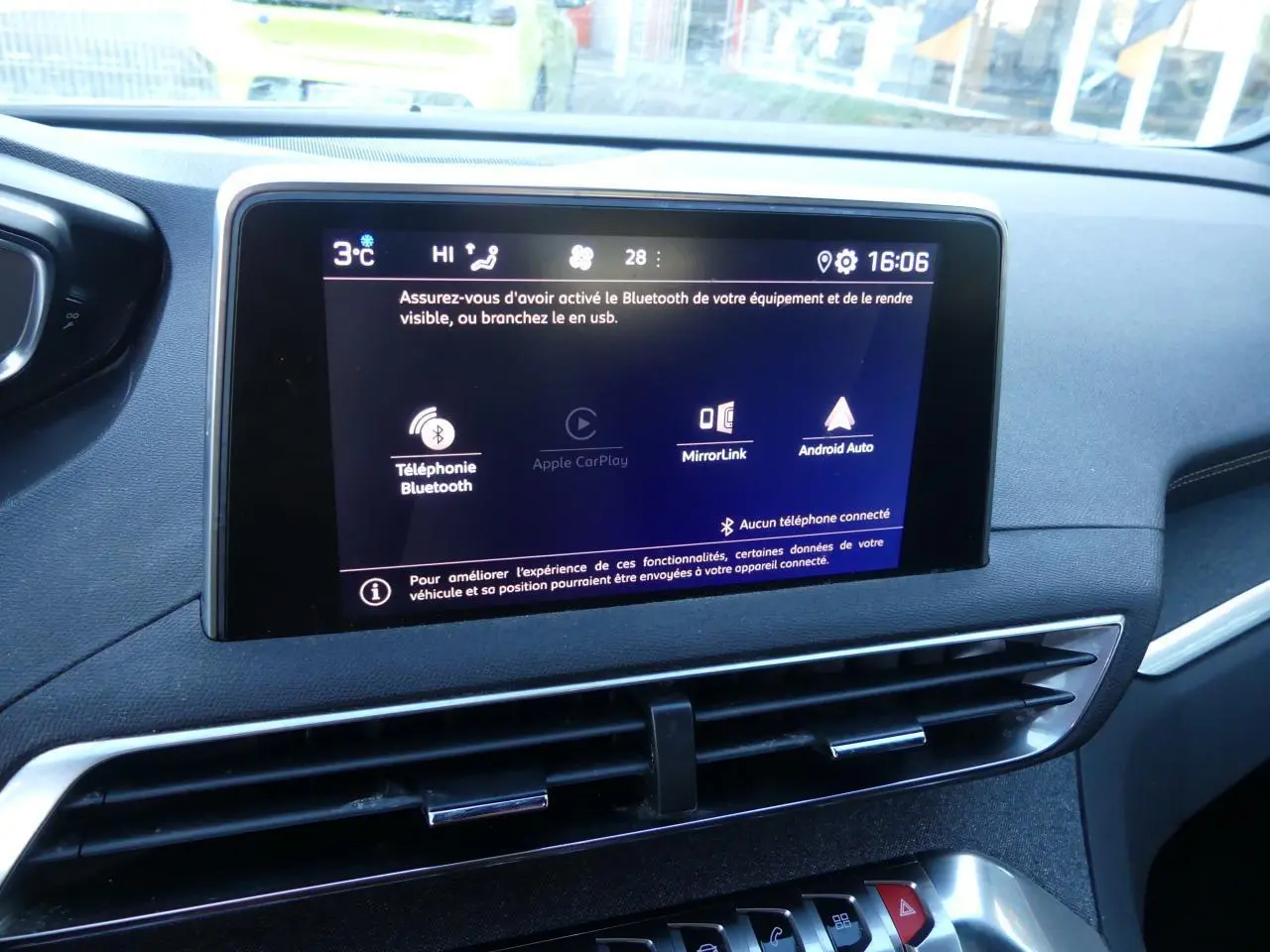 Écran tactile central du Peugeot 3008 GT Line 2020 affichant les options Bluetooth, MirrorLink et Android Auto, intérieur noir.