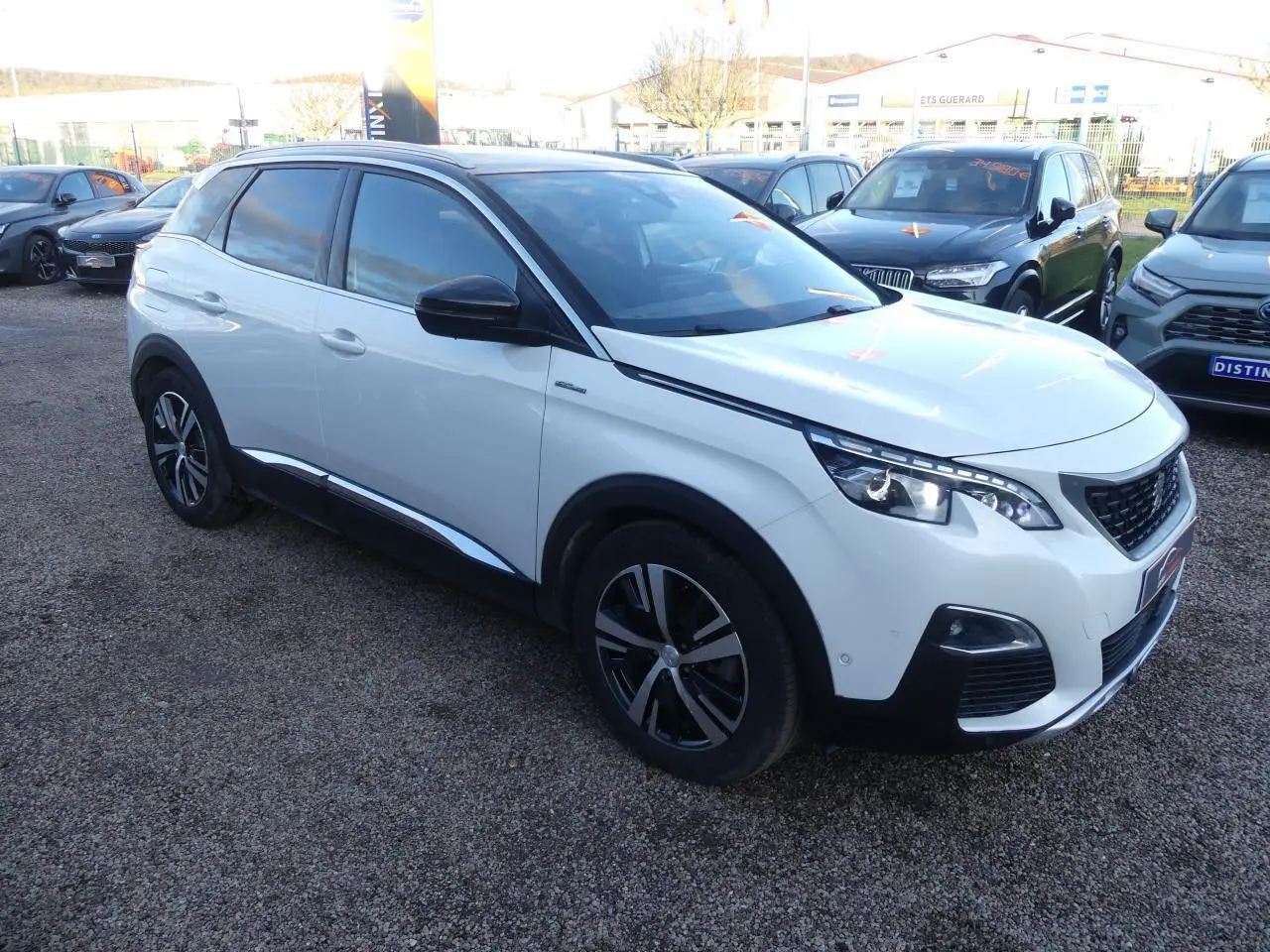 Peugeot 3008 blanc nacré en 3/4 avant droit avec toit noir et jantes alliage bi-ton diamantées.