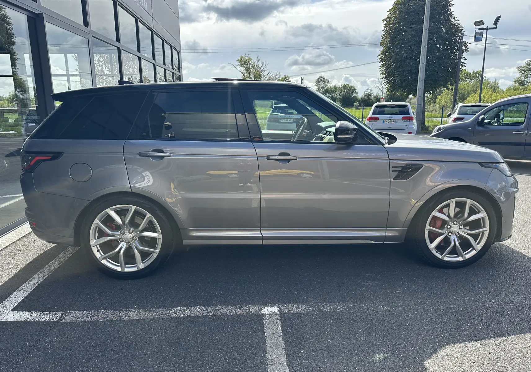 Profil côté gauche du Range Rover Sport SVR Carbon Edition 2020 en gris foncé avec jantes alliage et étriers rouges.