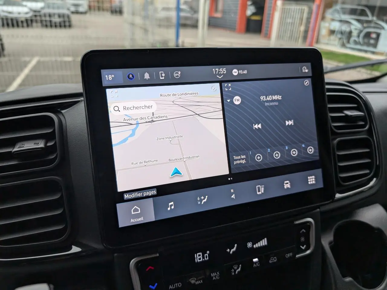 Écran tactile 10 pouces du système multimédia du Citroën Jumper blanc, affichant navigation et radio FM.