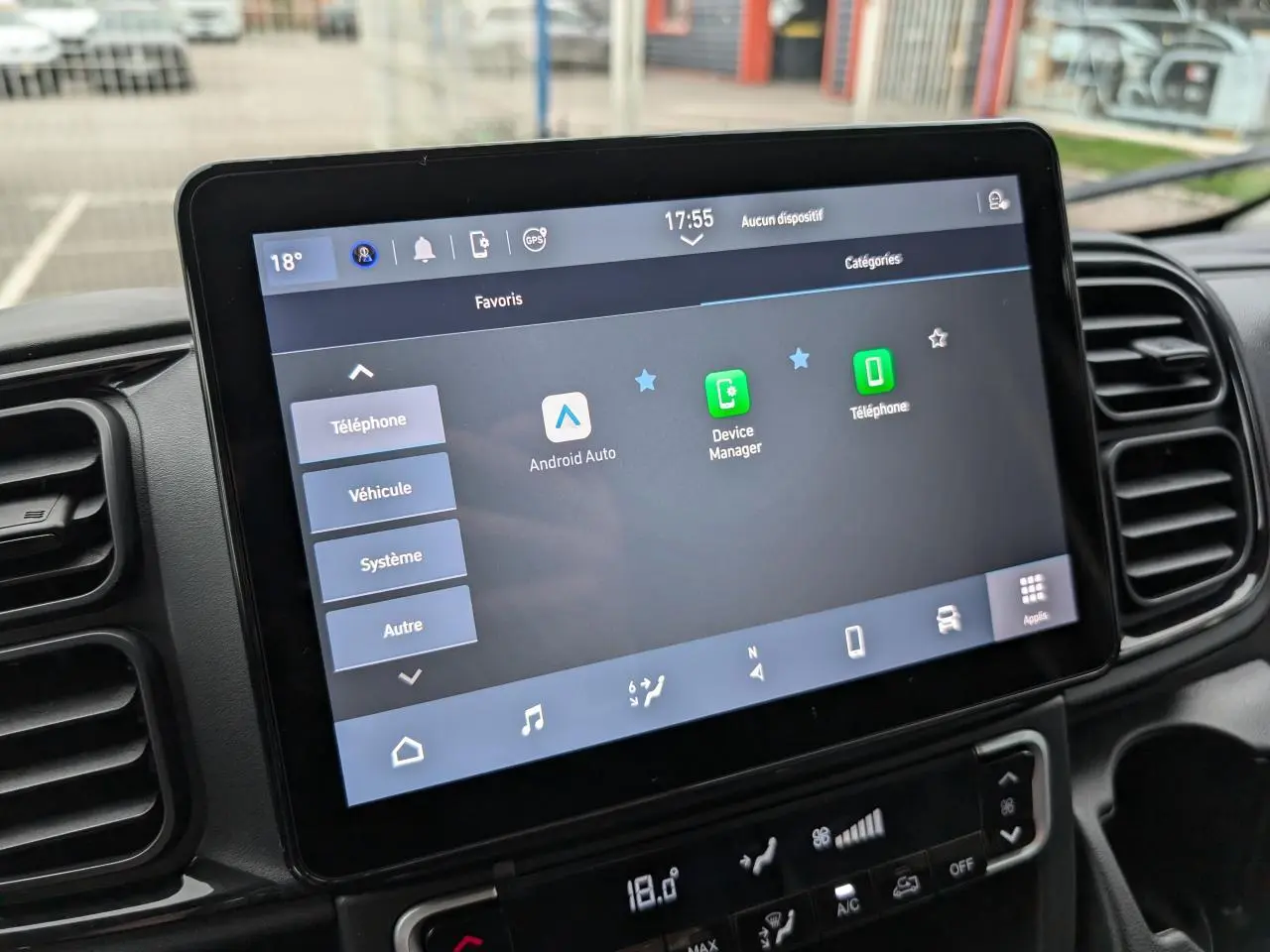 Écran tactile 10 pouces du système multimédia du Citroën Jumper 2025, avec commandes climatisation en dessous.