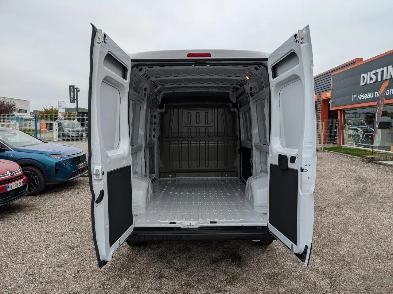 Vue arrière du Citroën Jumper blanc 2025 avec portes ouvertes montrant l'espace de chargement vide.