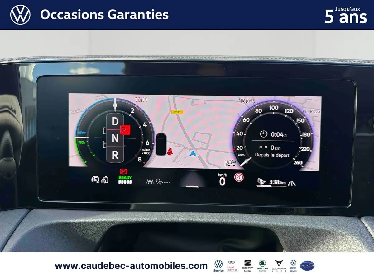 Affichage numérique du tableau de bord du Volkswagen Tiguan eHybrid 2025, avec navigation et compteurs digitaux.
