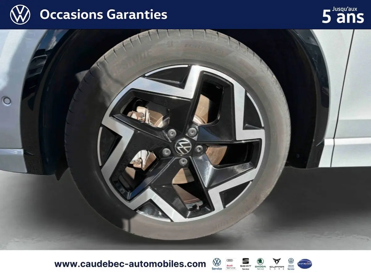 Gros plan sur la roue avant gauche du Volkswagen Tiguan 2025 argent Dolomite avec jante alliage 19 pouces bicolore.