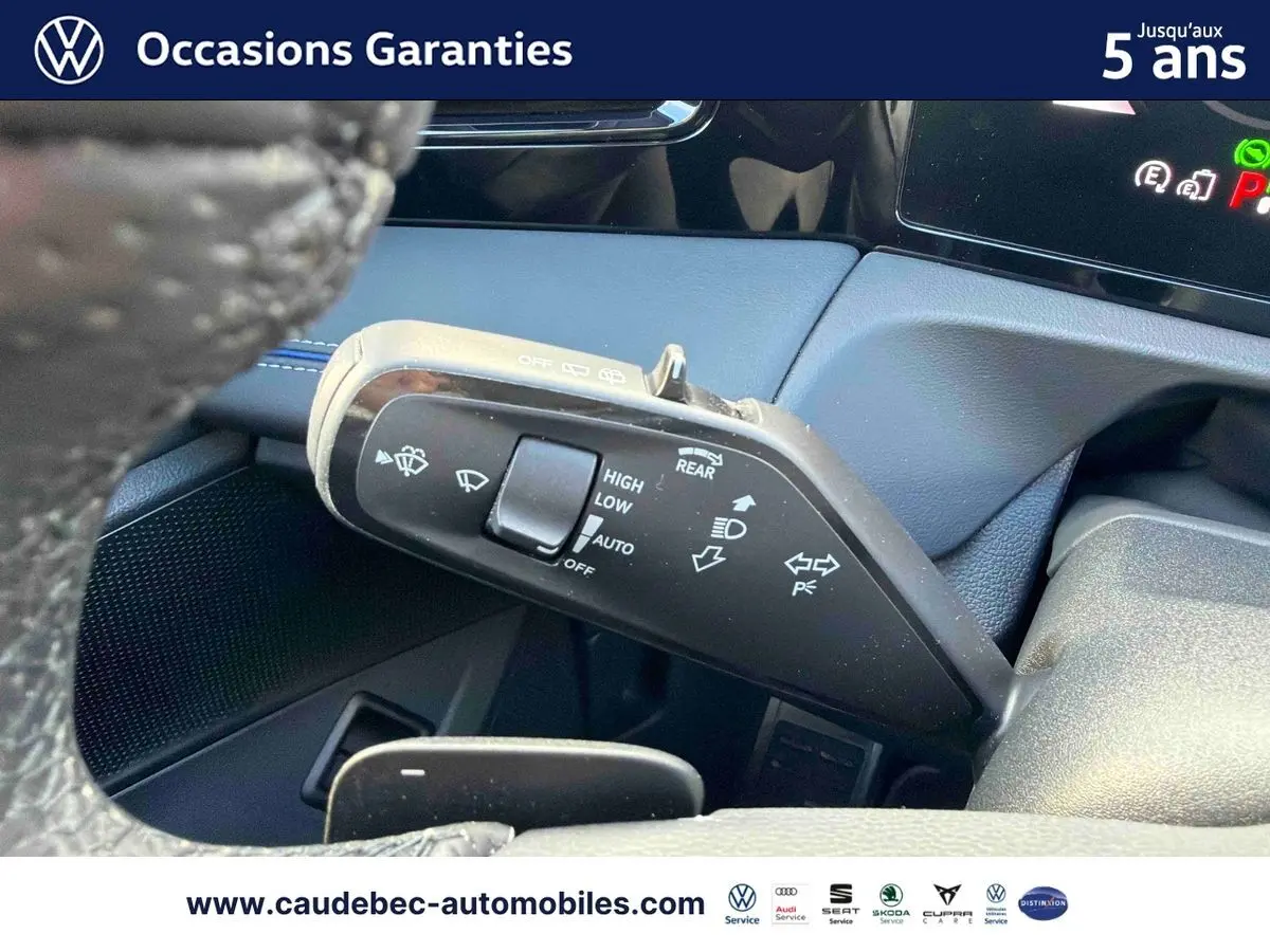 Gros plan sur la commande des essuie-glaces et clignotants du Volkswagen Tiguan 1.5 eHybrid 2025, intérieur noir.