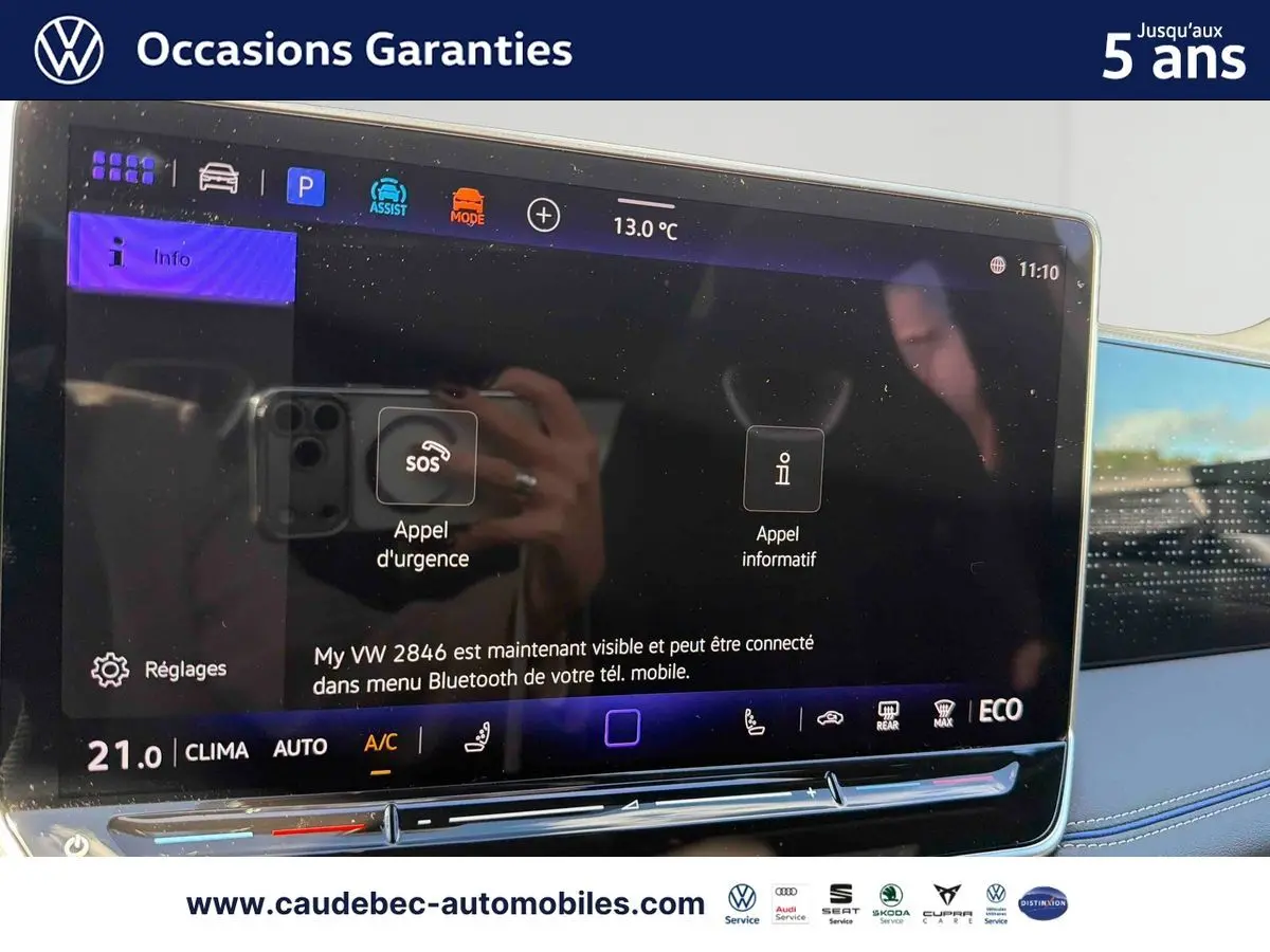 Écran tactile central du Volkswagen Tiguan 2025 affichant les options d'appel d'urgence et d'appel informatif.