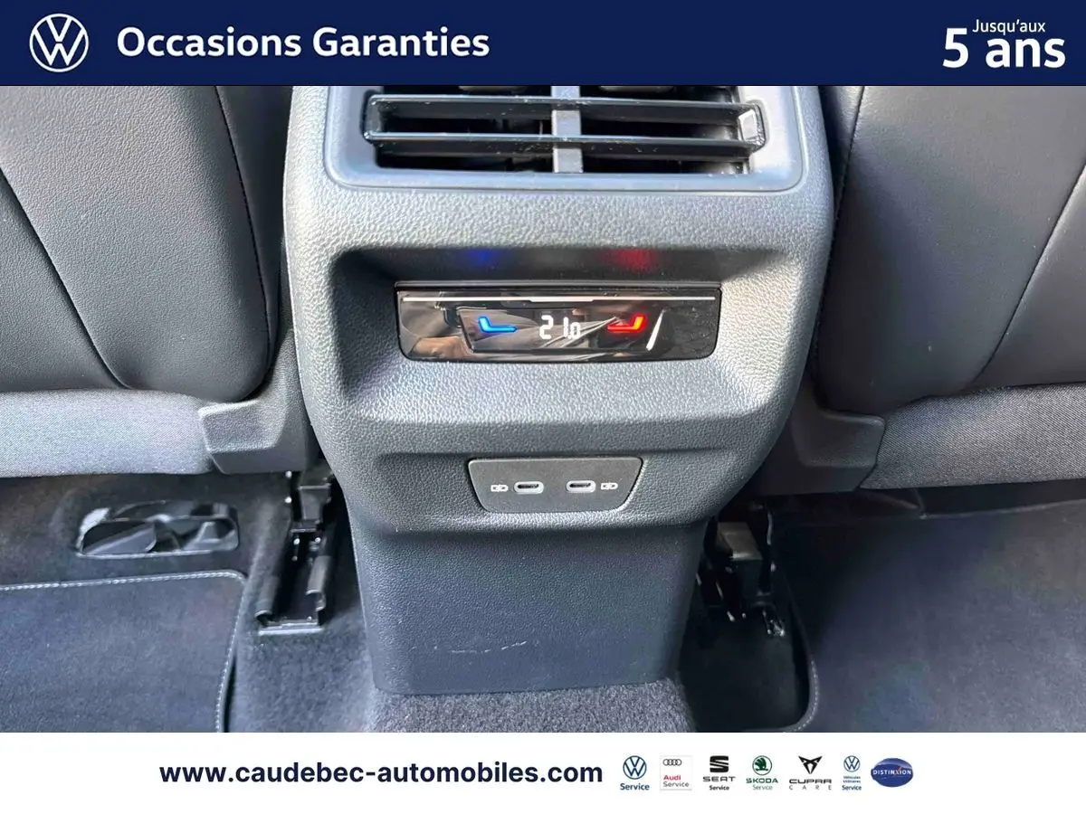 Détail de la console arrière avec commandes de climatisation et deux prises USB-C du Volkswagen Tiguan eHybrid argent.