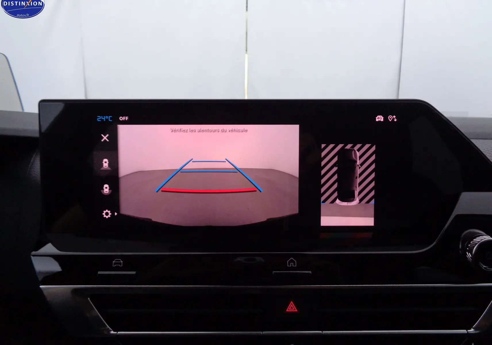 Écran central de la Citroën C4 X rouge Elixir Metal montrant la caméra de recul avec vue arrière et top-down.
