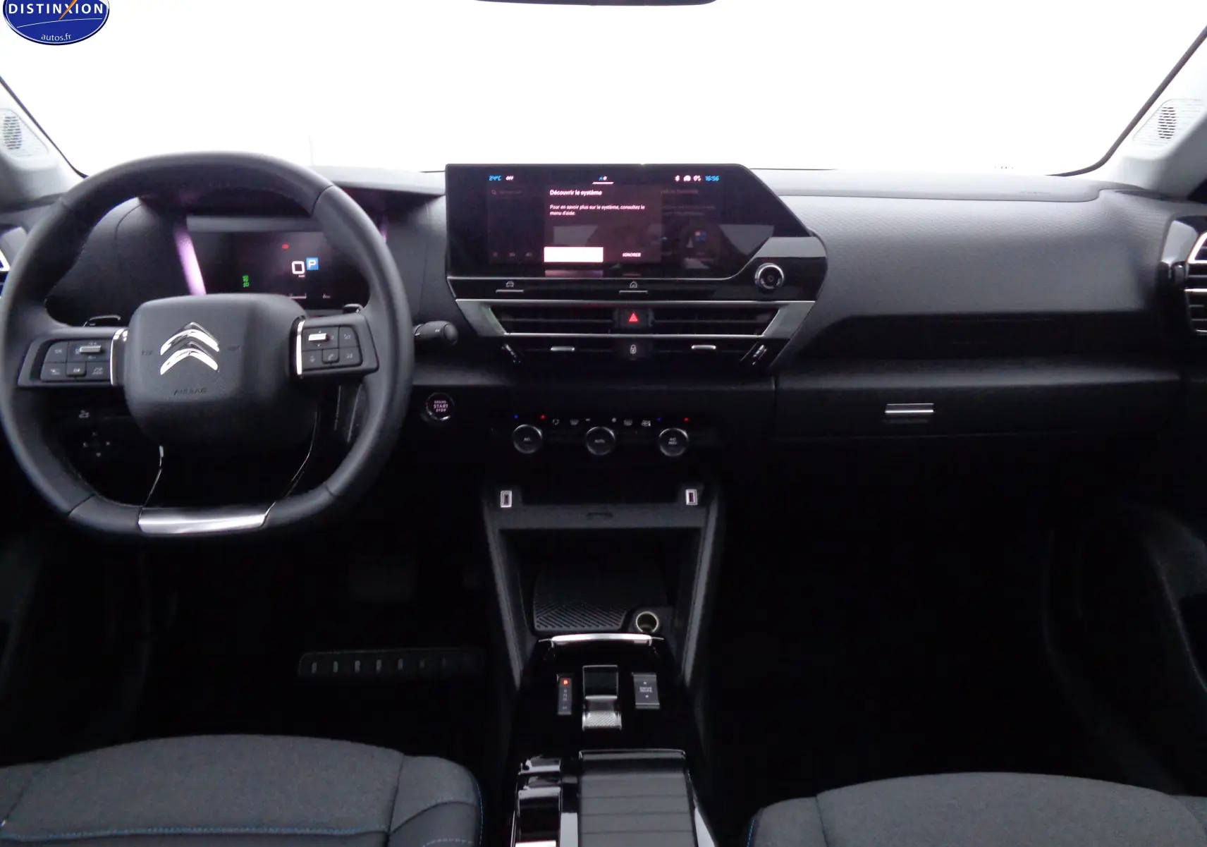 Intérieur moderne de la Citroën C4 X 2023, vue frontale sur le tableau de bord et volant noir avec écran tactile central.