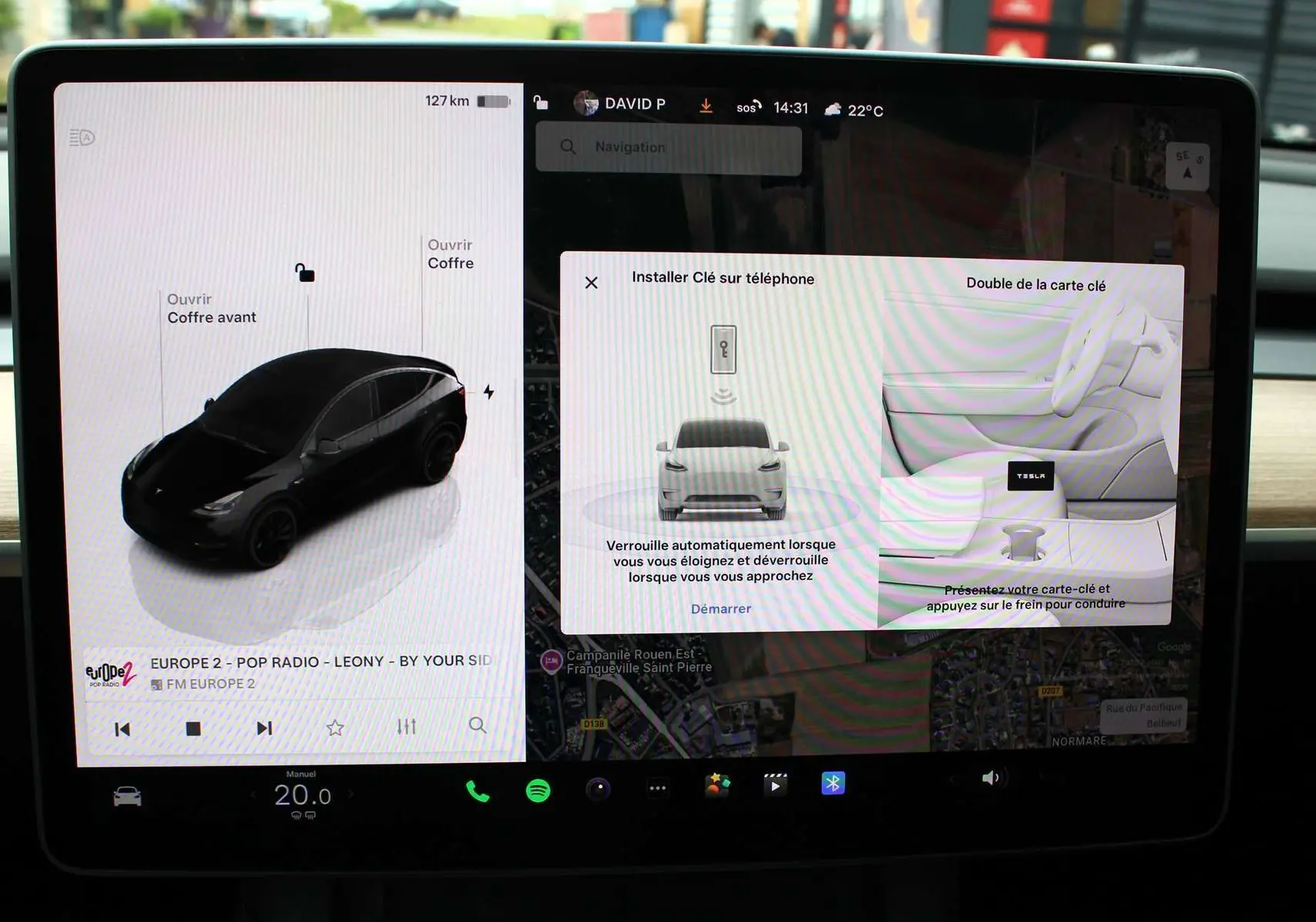 Écran tactile intérieur de Tesla Model Y noir métal 2024 montrant l'interface de contrôle et la navigation GPS.