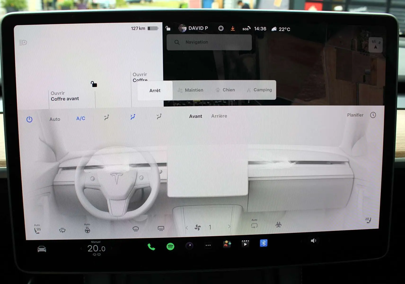 Écran tactile central de la Tesla Model Y 2024 noir métal montrant l'interface de contrôle intérieur et navigation.