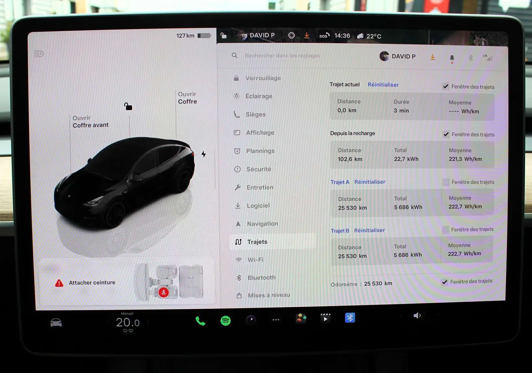Écran central de Tesla Model Y noir métal 2024 montrant l'interface de contrôle avec vue 3D du véhicule en profil gauche.