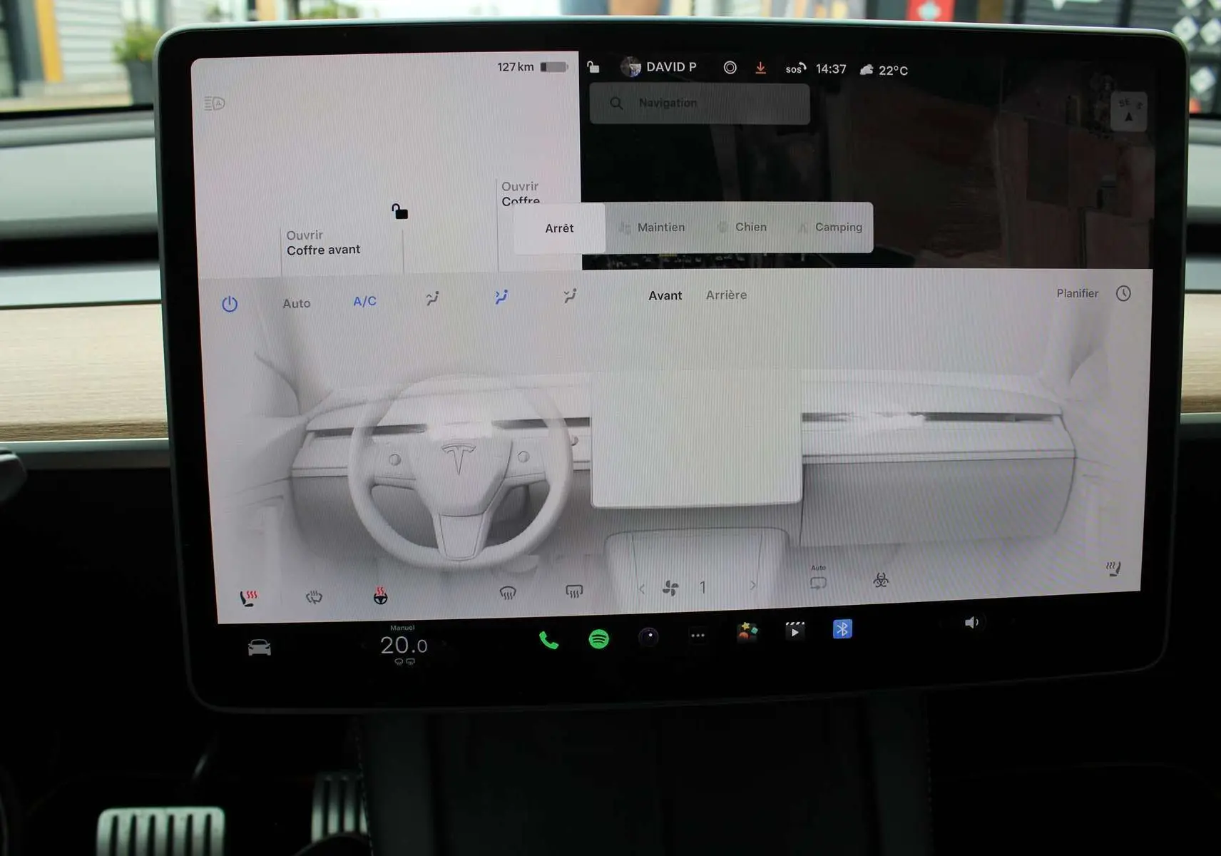 Écran tactile central de la Tesla Model Y 2024, affichant la commande de climatisation et la navigation.