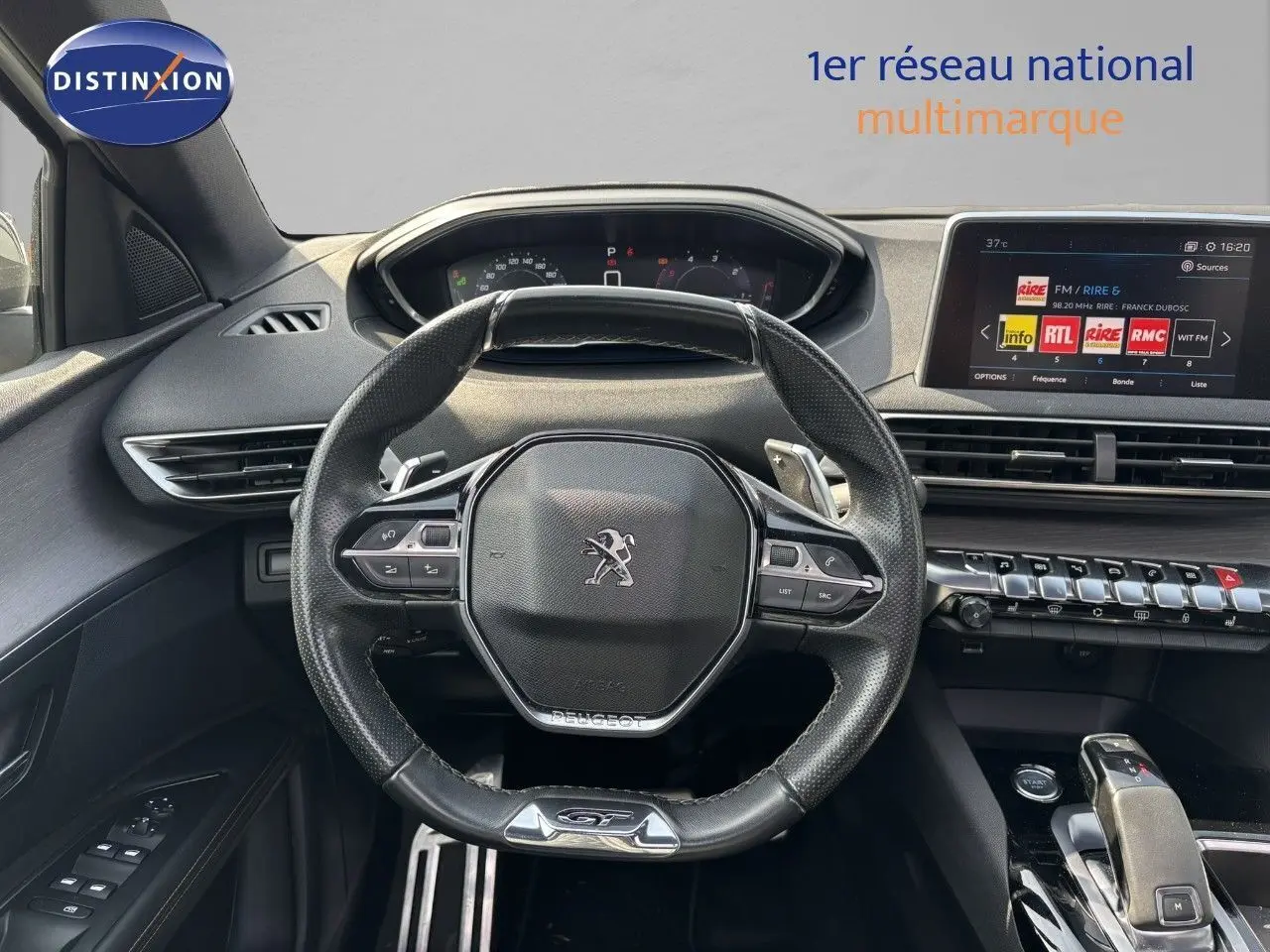 Vue intérieure centrée sur le volant cuir du Peugeot 3008 GT 2018 avec tableau de bord numérique et écran tactile.