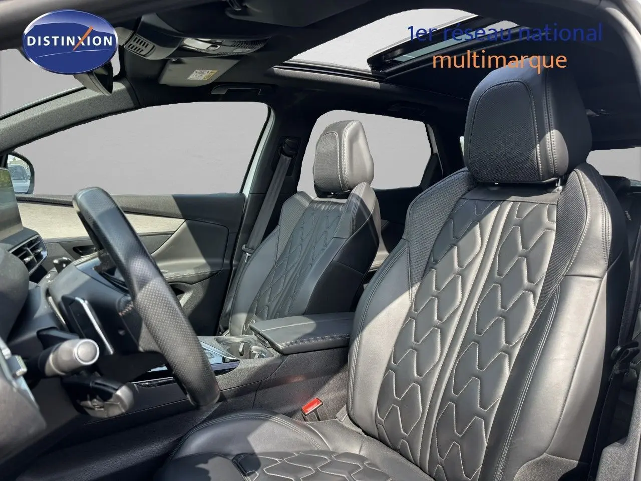 Intérieur du Peugeot 3008 GT 2018 montrant les sièges avant en cuir noir avec surpiqûres et toit ouvrant panoramique.