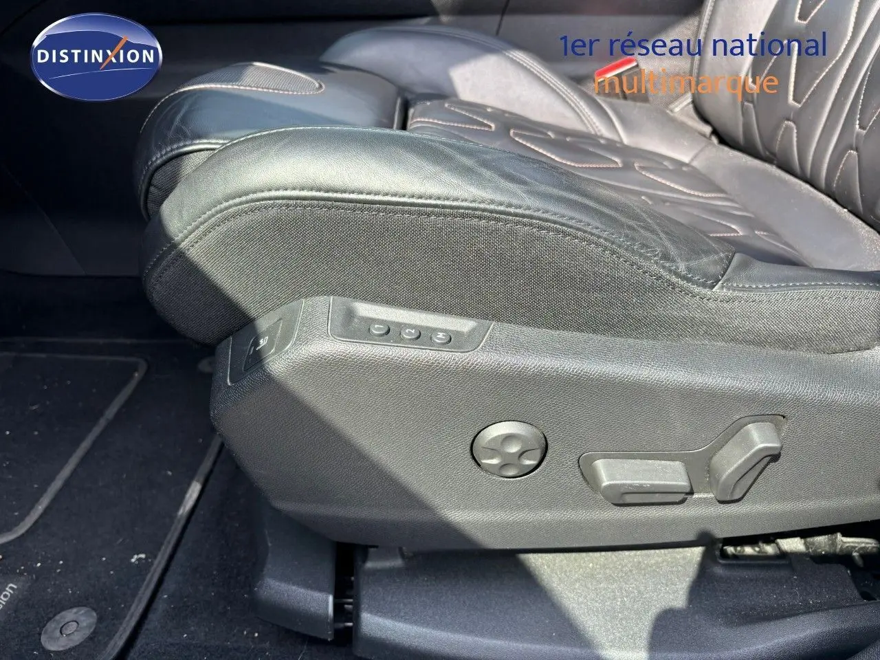 Gros plan sur le siège conducteur en cuir noir avec commandes électriques du Peugeot 3008 GT blanc nacré 2018.