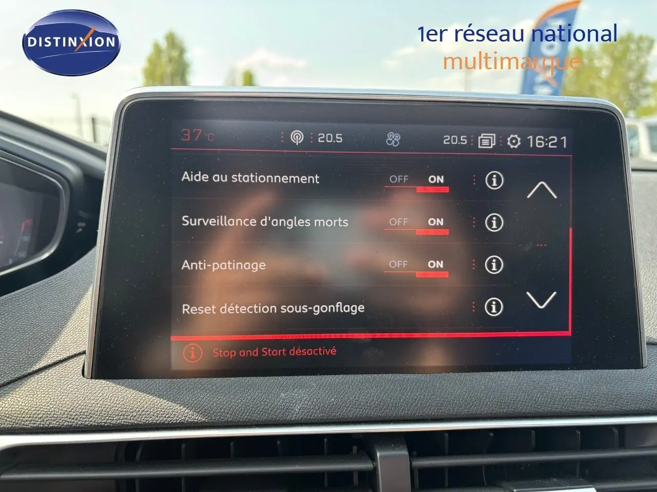 Écran tactile intérieur du Peugeot 3008 GT blanc nacré de 2018 affichant les aides à la conduite activées.