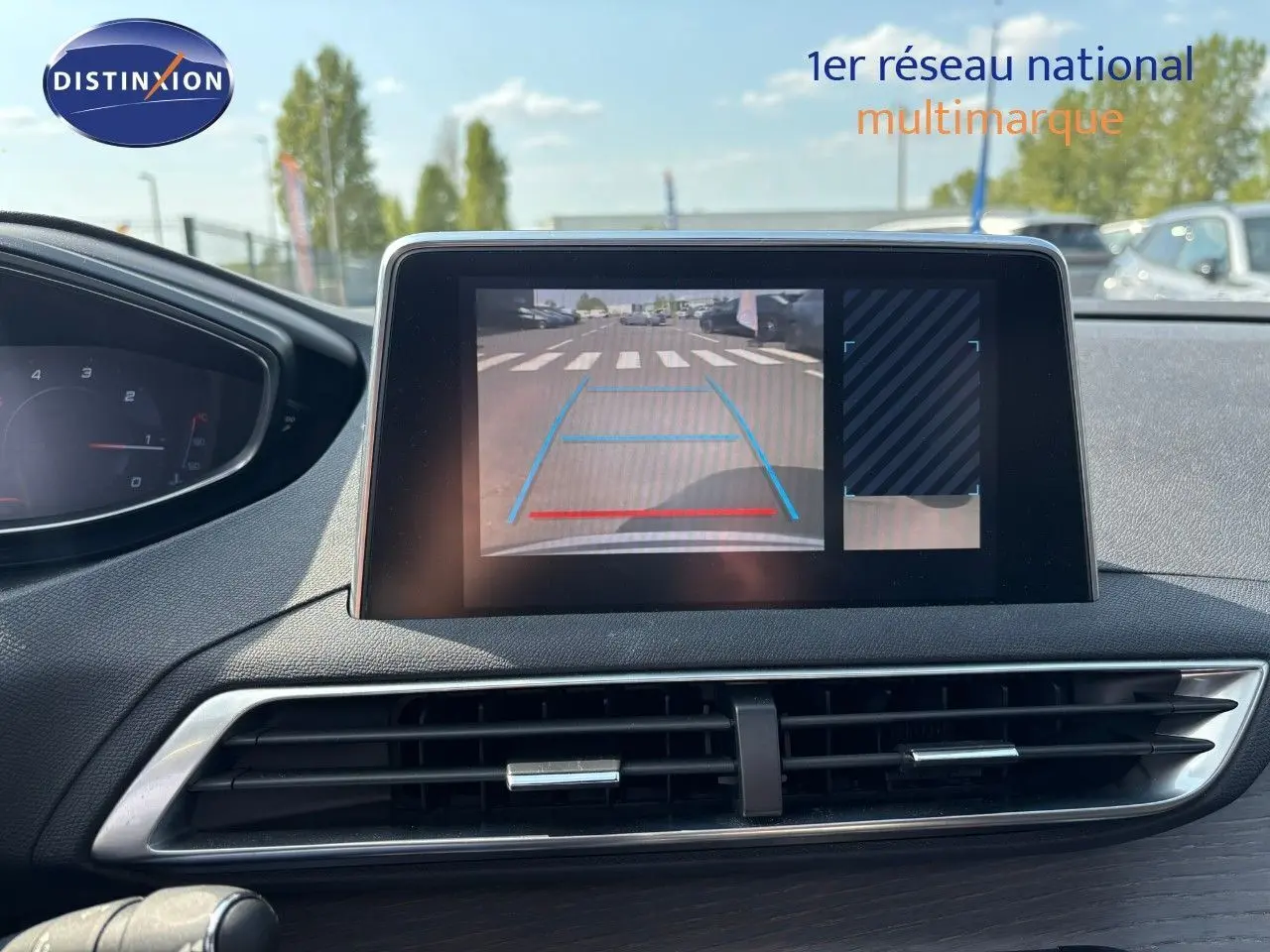 Écran central du Peugeot 3008 GT montrant la caméra de recul avec guidage, intérieur noir et tableau de bord partiel visible.