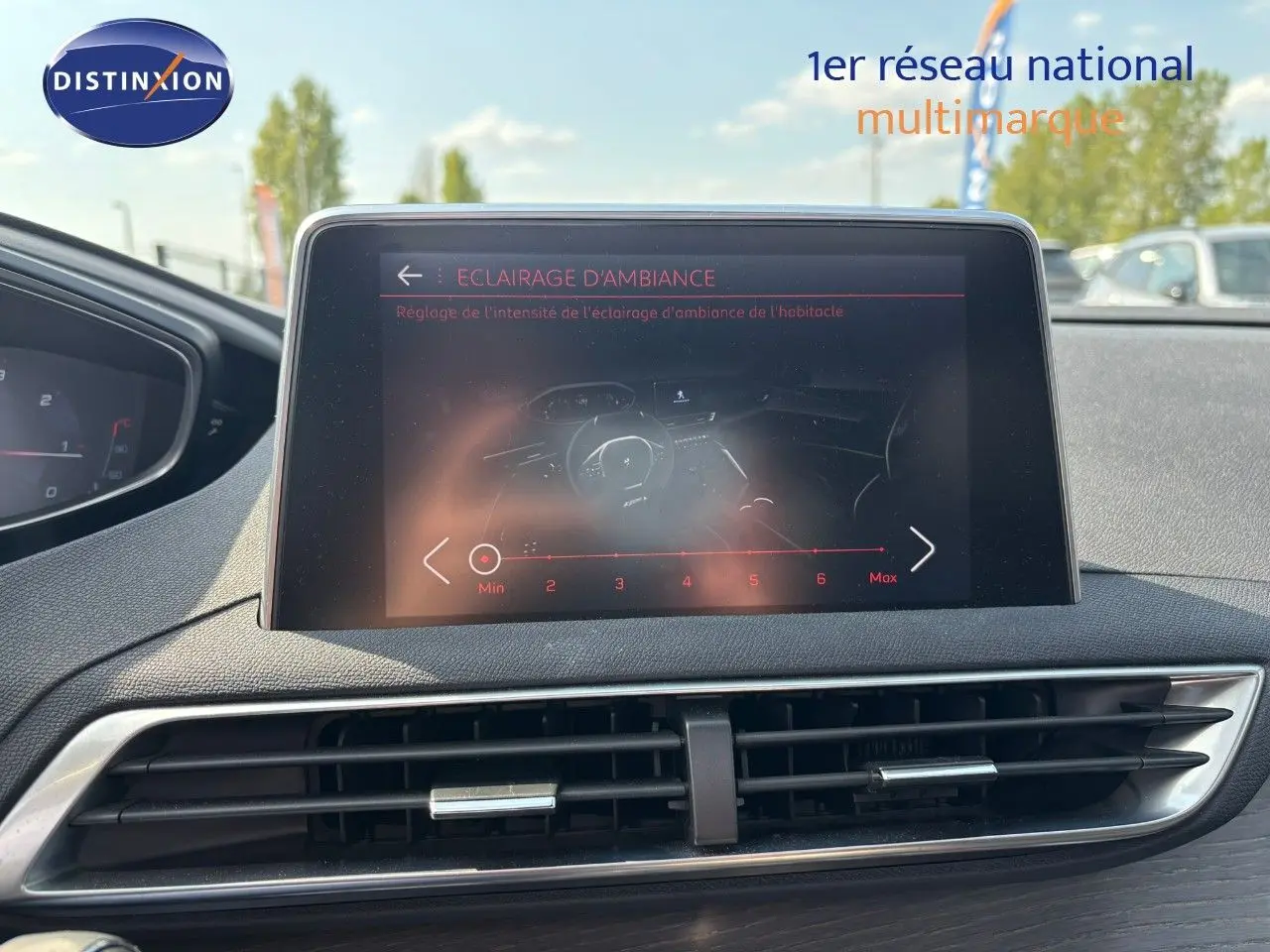 Écran central du tableau de bord du Peugeot 3008 GT 2018 montrant le réglage de l'éclairage d'ambiance.