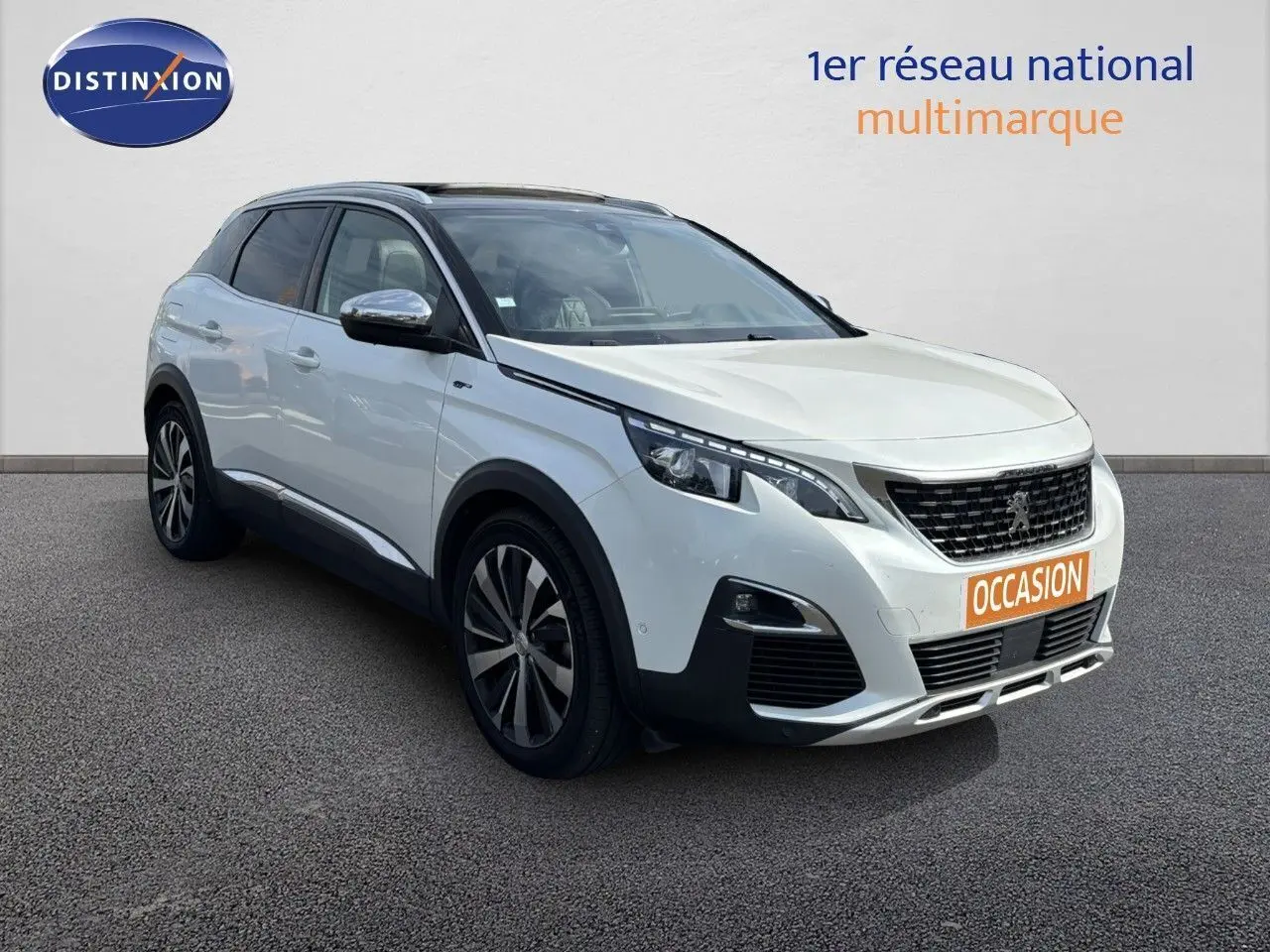Peugeot 3008 GT blanc nacré vu en 3/4 avant droit avec calandre noire et jantes alliage bicolores.