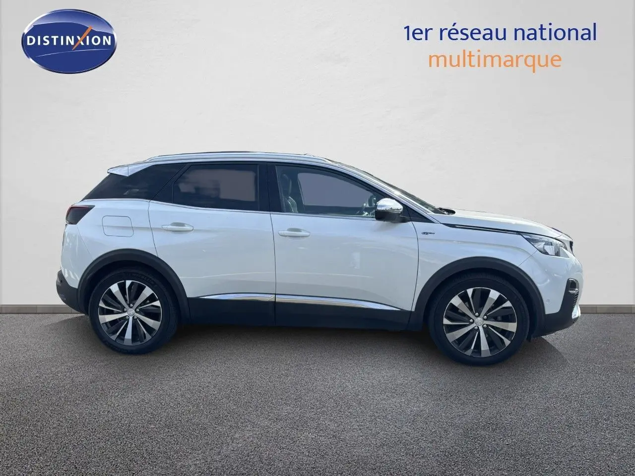 Profil droit d'un Peugeot 3008 GT blanc nacré avec toit noir et jantes alliage bicolores sur fond neutre.
