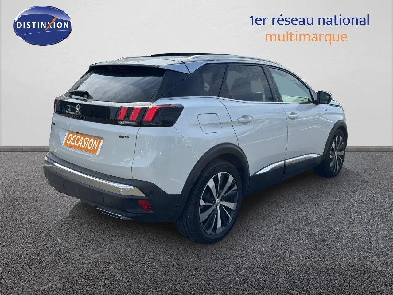 Peugeot 3008 GT blanc nacré en 3/4 arrière droit, avec toit noir et feux arrière distinctifs à LED.