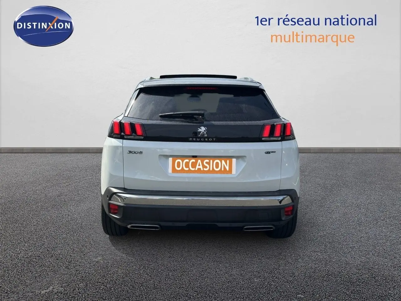 Vue arrière d'un Peugeot 3008 GT blanc nacré avec feux arrière distinctifs et plaque "OCCASION" visible.