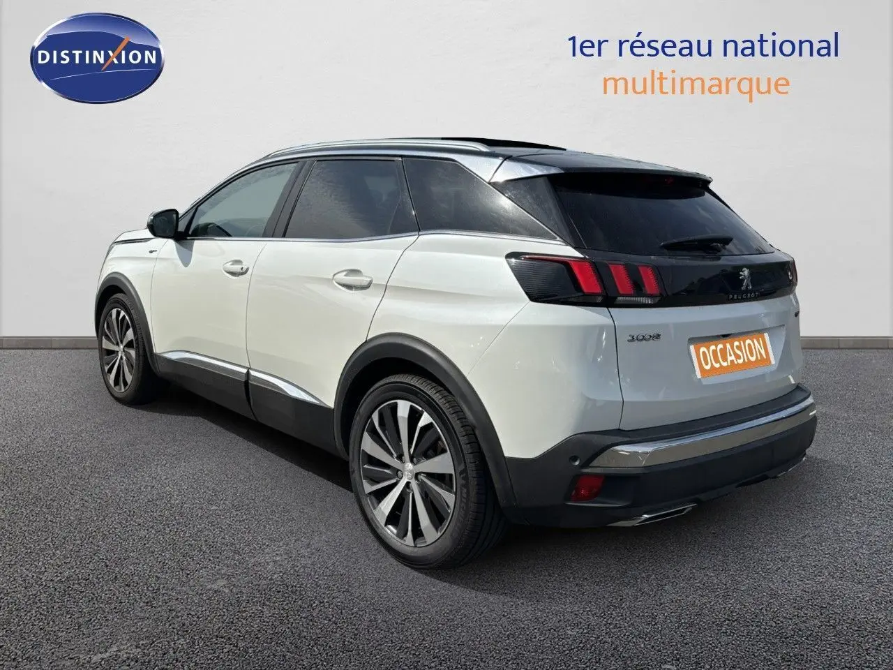 Peugeot 3008 blanc nacré en 3/4 arrière droit, avec jantes alliage et feux arrière LED distinctifs.