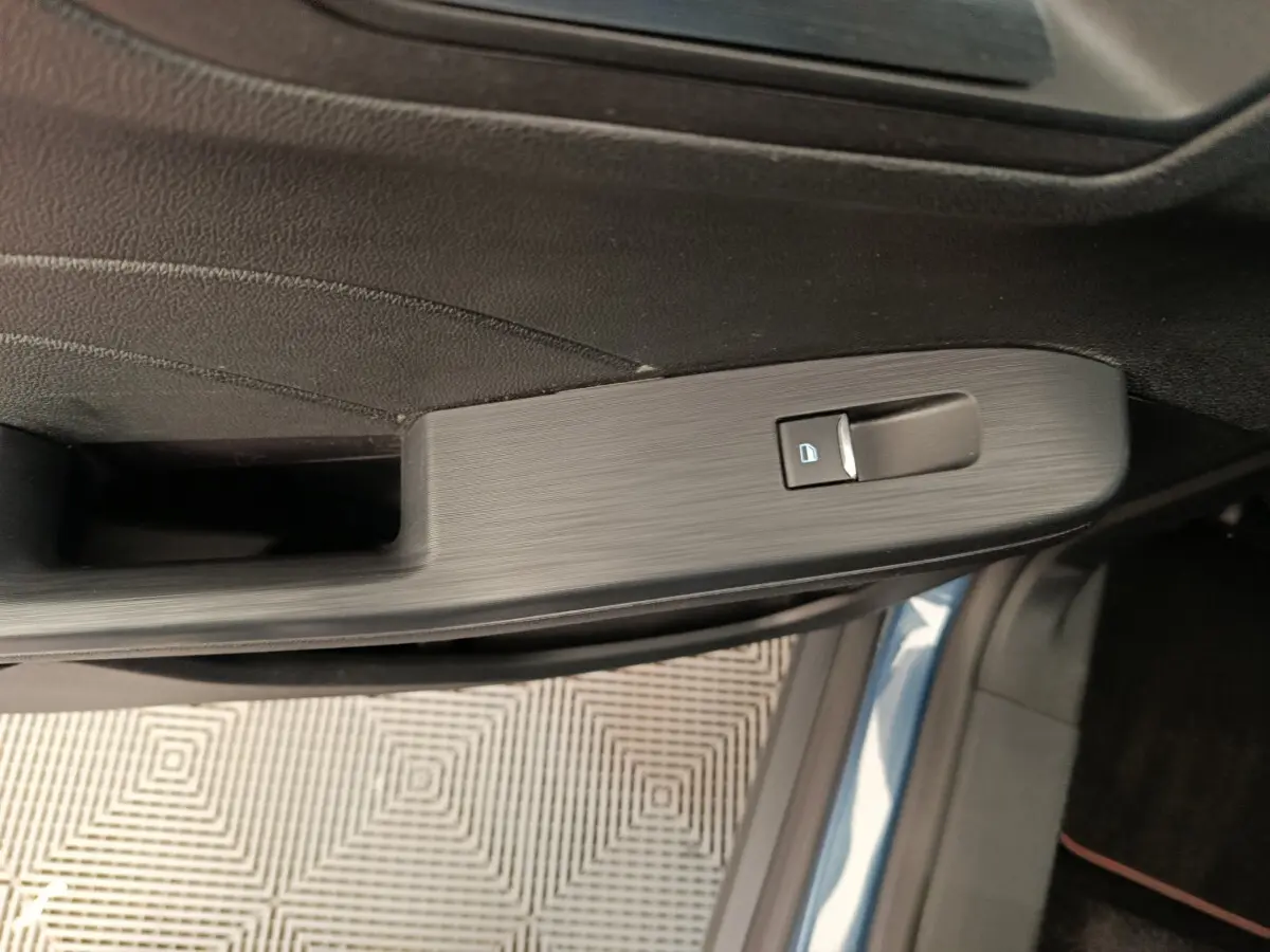 Détail de la commande électrique de verrouillage sur la porte côté conducteur du Ford Kuga bleu 2024 St Line