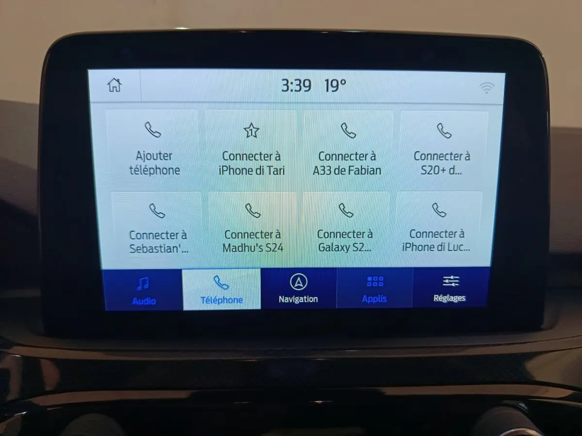 Écran tactile central du Ford Kuga 2024 affichant options de connexion Bluetooth pour téléphones.