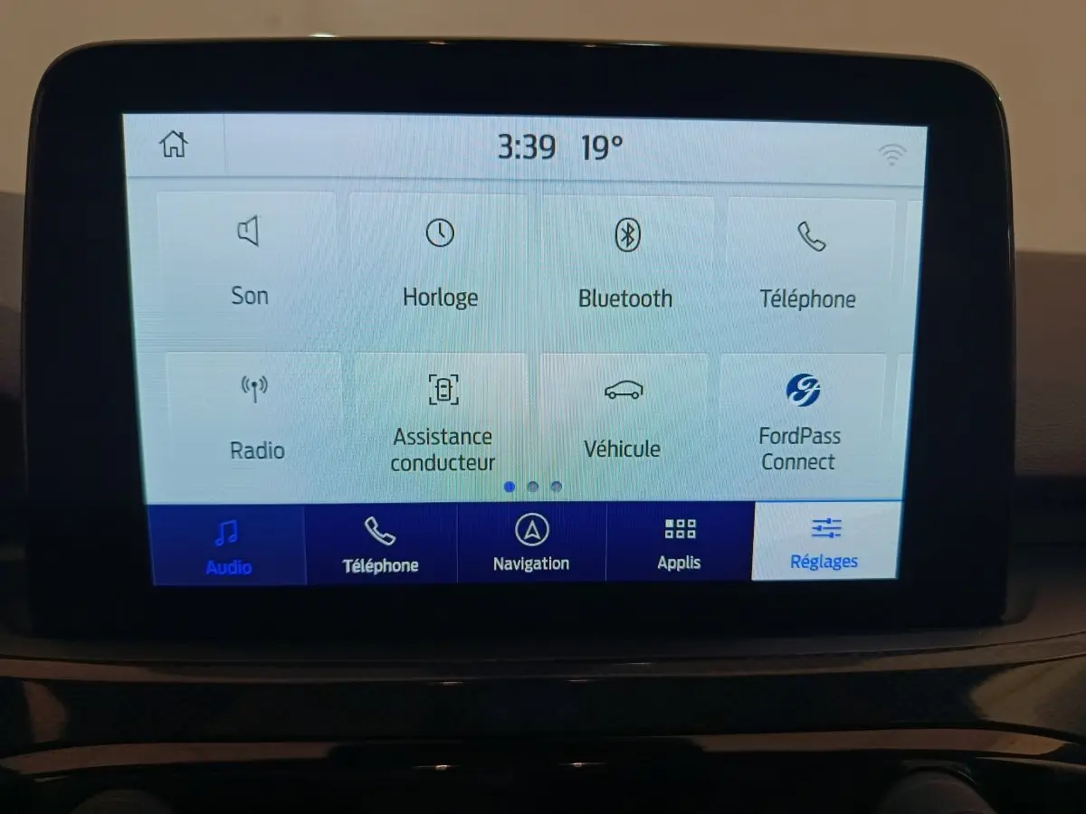 Écran tactile central du Ford Kuga 2024 affichant les options audio, téléphone, navigation et réglages.