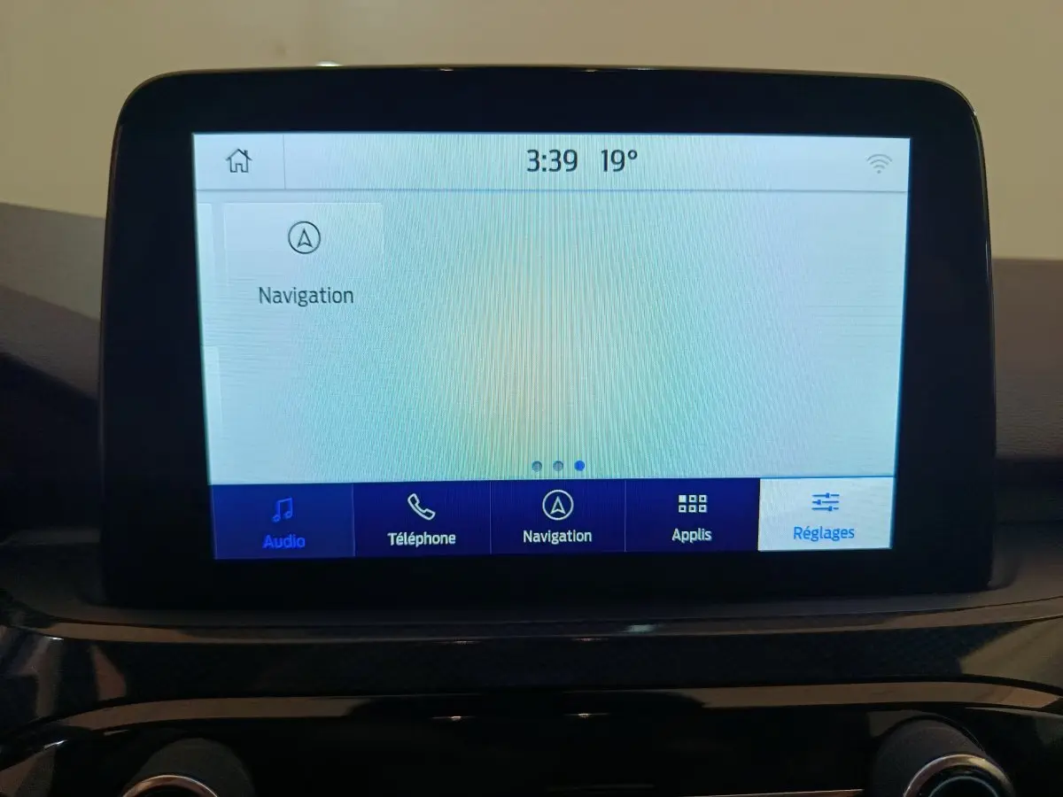 Écran tactile central du tableau de bord du Ford Kuga 2024 affichant le menu navigation et réglages.